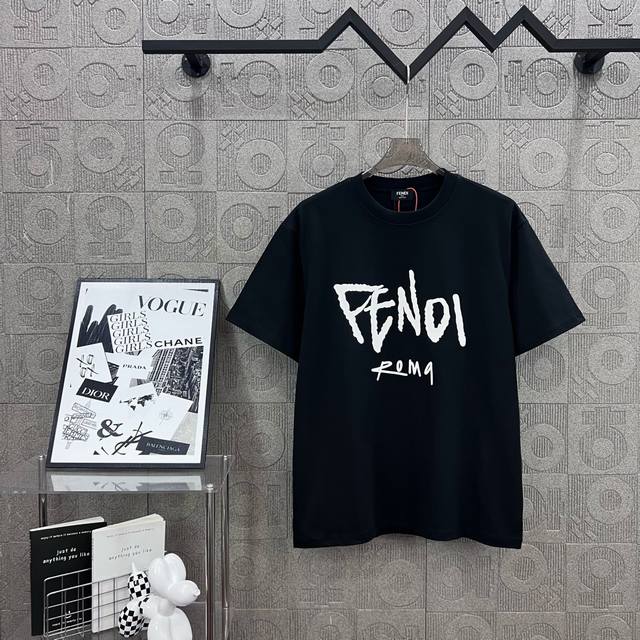 Fendi 芬迪 字母Logo涂鸦立体胶工艺 330克圆领短袖T恤高克重 洗水面料 1:1原版开模 Logo标识精致升级，灵感源自八十年代复古 原版面料 官方同