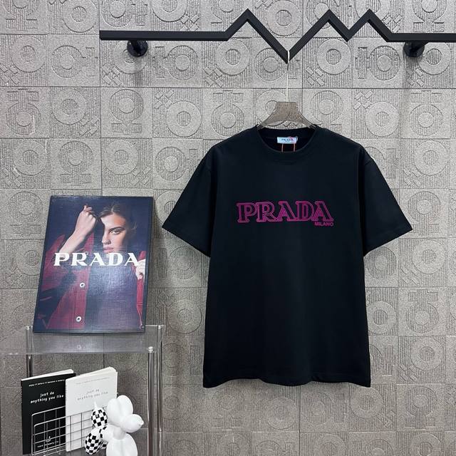 Prada 普拉达 简约字母Logo标识植绒工艺 330克圆领短袖T恤高克重 洗水面料 1:1原版开模 Logo标识精致升级，灵感源自八十年代复古 原版面料 官
