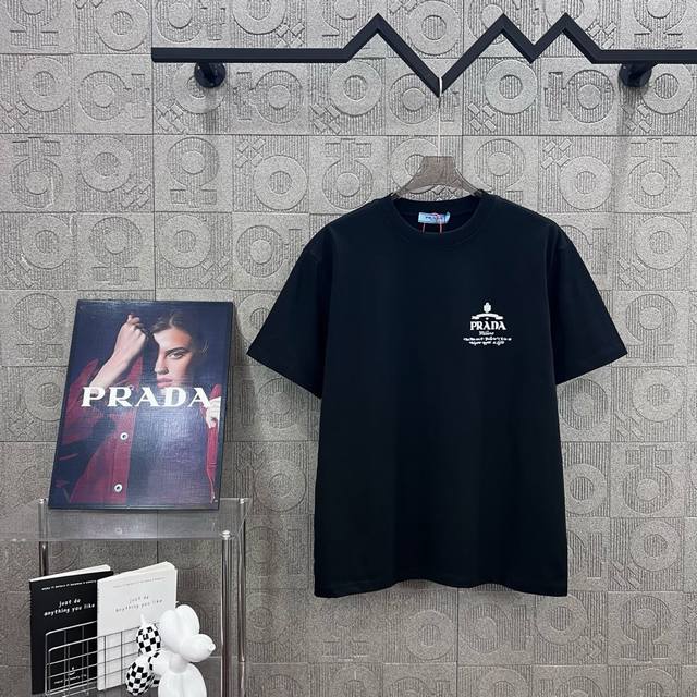 Prada 普拉达 字母Logo标识印花工艺 330克圆领短袖T恤高克重 洗水面料 1:1原版开模 Logo标识精致升级，灵感源自八十年代复古 原版面料 官方同