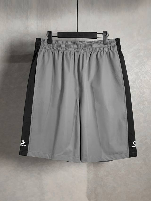 高品质 Balenciga 巴黎世家 微标字母短裤 采用立体绣花工艺，布料采用梭织布料拼接，内里套网布，手感非常舒服 两侧开一字袋 时尚又个性，超级百搭的一款！