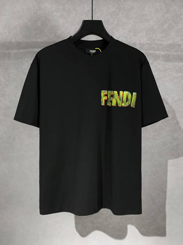 高品质 Fendi 芬迪 字母手绘圆领短袖T恤 采用手工绘画工艺 面料采用冰感索罗娜高端布料 Os落肩版型，时尚又个性，超级百搭的一款！螺纹领口不松垮 高温固色