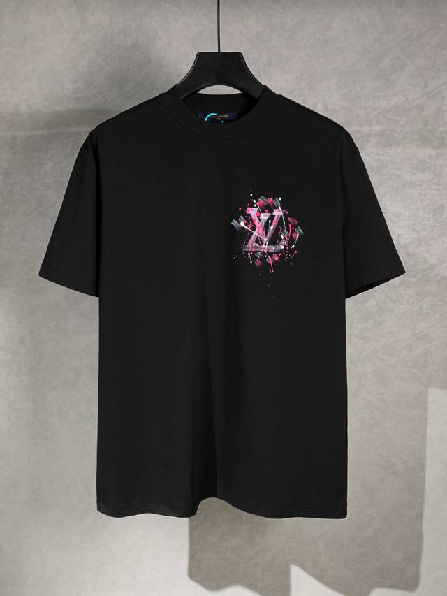 高品质 Louis Vuitton 路易威登 Logo涂鸦手绘短袖T恤 三标齐全 采用冰丝索罗娜面料！前幅手绘工艺 手感非常舒服 Os落肩版型，时尚又个性，超级
