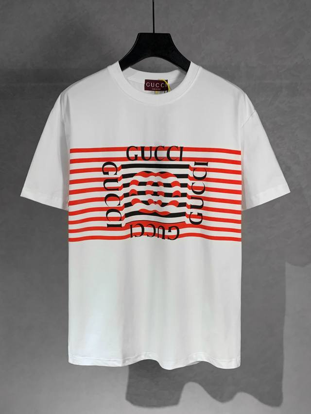 高品质 Gucci 古驰 条纹双G Logo短袖T恤，采用立体双G图标，叠层印花工艺，区别于普通的印花图标 ，采用高端冰感索罗娜布料，舒适透气不易变形。三标齐全