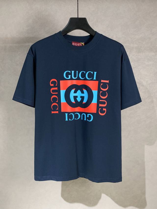 高品质 Gucci 古驰 双G Logo短袖T恤，采用立体双G图标，叠层印花工艺，区别于普通的印花图标 ，采用高端冰感索罗娜布料，舒适透气不易变形。三标齐全，宽
