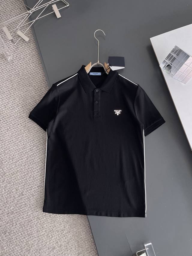 普拉达 2025Ss夏季新款字母Logo男士翻领Polo衫！经典商务男款，高端男装的天花板级别的商务男款！简约时尚大气不失优雅，单穿内搭体面过人，品质控 细节控