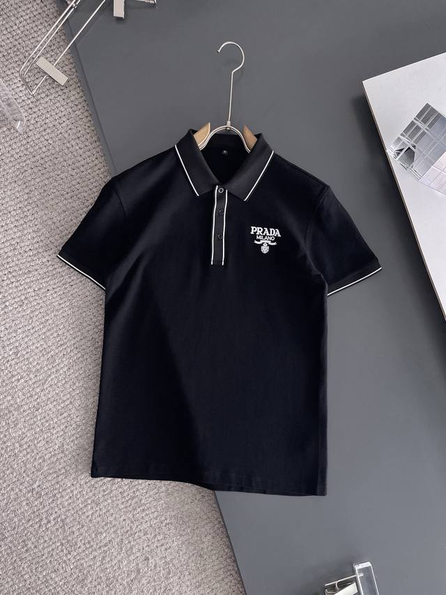 普拉达 2025Ss夏季新款字母Logo男士翻领Polo衫！经典商务男款，高端男装的天花板级别的商务男款！简约时尚大气不失优雅，单穿内搭体面过人，品质控 细节控