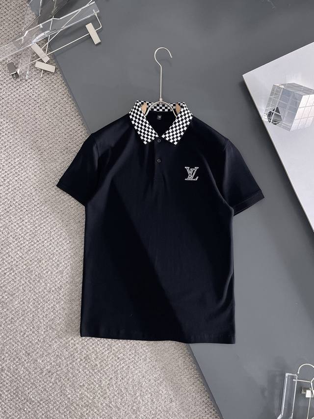 Lv 2025Ss夏季新款字母Logo男士翻领Polo衫！经典商务男款，高端男装的天花板级别的商务男款！简约时尚大气不失优雅，单穿内搭体面过人，品质控 细节控的