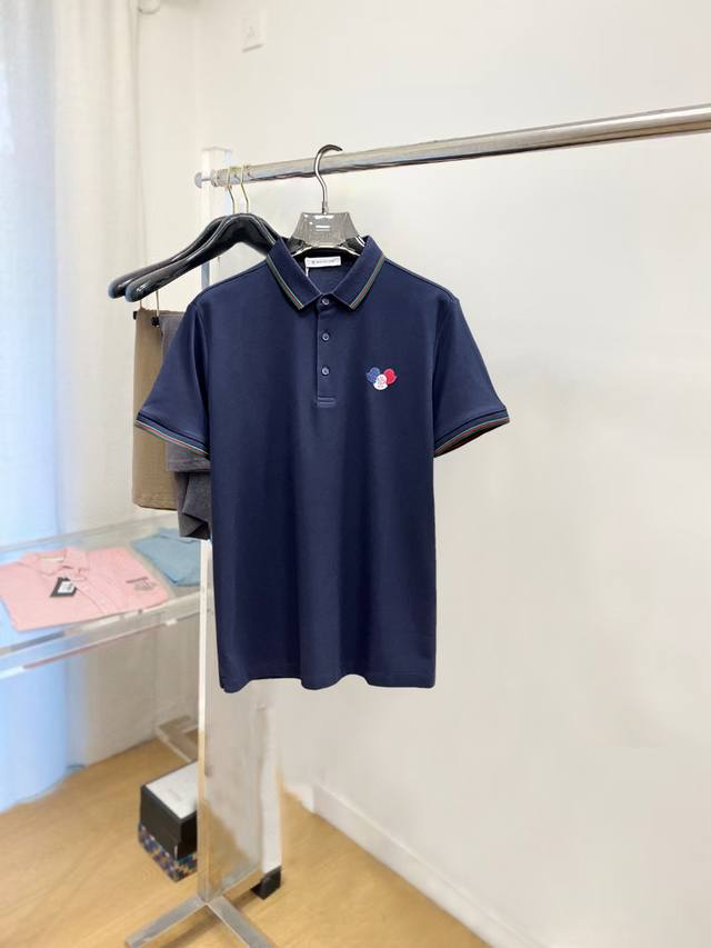 蒙口 2025年夏季男士新款翻领短袖Polo衫，定制面料 透气舒适度高，细节无可挑剔，品牌元素设计理念，体现高品质。手感细腻柔软！呈现休闲裁剪，上身版型超赞！码