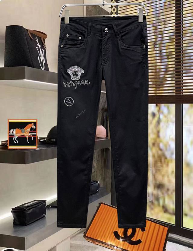 主推.长期有货 范思哲 高品质 官网高端新品原单少数帅爆牛仔裤，百分百原单 百搭神器！今年最新流行的风格设计款式，采用进口棉花制作成的单宁布，上身舒适，剪裁设计