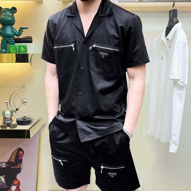 普拉达 2025春季新款短裤套装，秀场新品品相非常完美，舒适保暖，三标齐全色泽饱满诱人，非常出彩的设计，轻松将时髦感进阶，做工极为考究严谨，走线工整细致！大牌设
