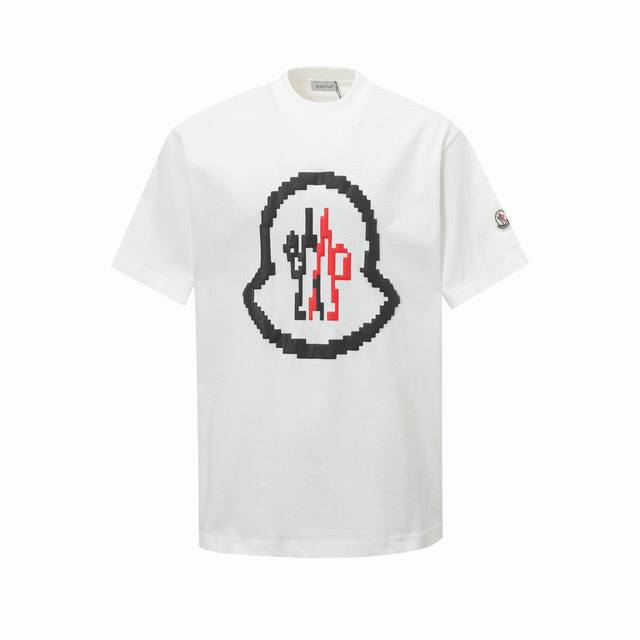 Moncler 蒙口2025Ss早春新款像素模糊发泡Logo印花短袖 定制云舒绒棉平纹柔软细腻舒适贴肤标志性Moncler标识点缀于胸前 仿佛艺术家的灵魂印记辨