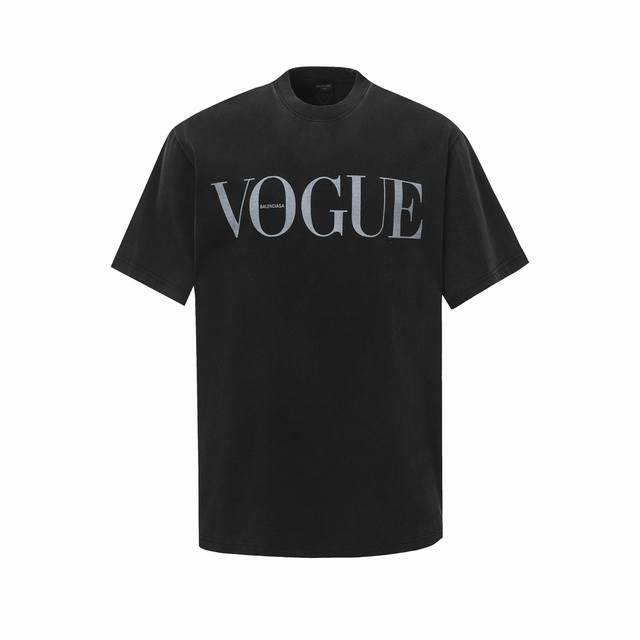 Balenciaga 巴黎 Vogue灯塔印花洗水做旧短袖 工艺说明:采用较粗纱线制成的平纹结构，并且具有复古风格。平纹是一种基本的织物结构，特点是经纬纱线交织