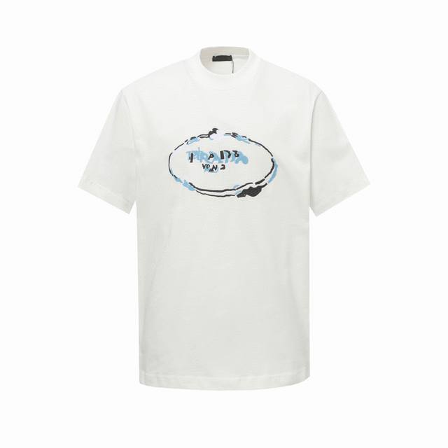 Prada 普拉达25Ss圆圈彩色字母刺绣圆领T恤短袖 官网一致款式，面料:32支双纱280克纯棉面料同缸同色织染螺纹 颜色一致，工艺:进口机器饱满万针字母刺绣