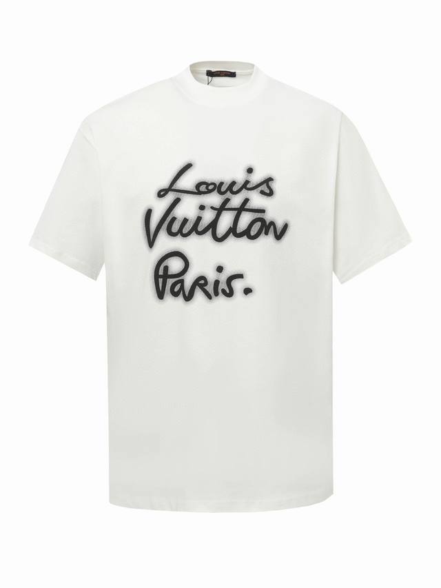 Louis Vuitton 路易威登霓虹标识字母短袖T恤 本款T恤以柔软棉质针织塑造经典直身版型，为正面的手写体标识融入霓虹视效，巧妙致意2025春夏秀场的瞩目