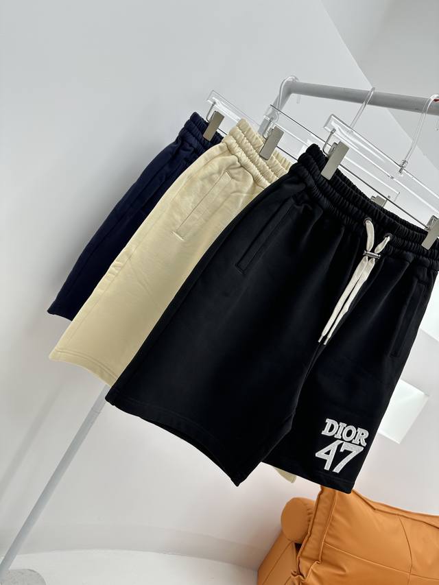 2401 现货秒发，Dio*24Ss春夏新品47系列上市，高克重毛圈棉布拼接抽绳短裤，男女同款。 经典品牌字母刺绣标识设计风格，加上24年新原素“47”设计理念