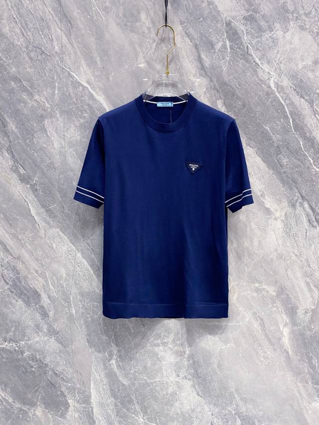 Prada 高端天丝Polo短袖毛衫 纯色简约专柜款 时尚不失奢华 品质毋庸置疑 上身效果超赞，奢华官网同款 款式专柜尺码M-3Xl 最大穿200斤