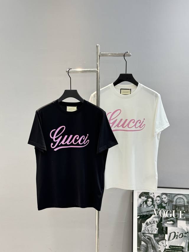Gucc*25S春夏纯色圆领短袖.可搭配套装.男女同款！！采用190G丝光棉面料.胸口品牌字母撞粉色搭配.唐文烫画设计.超级好看的.三标齐.全品相多色推送！！！