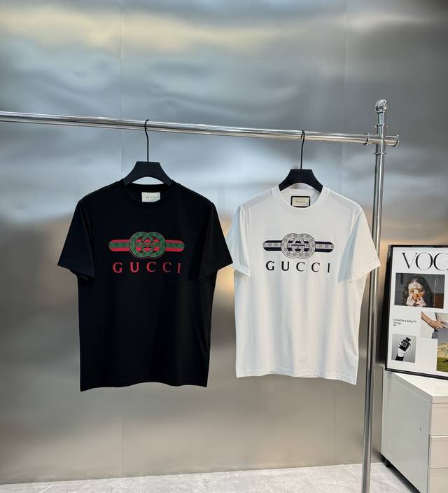 Gucc*古-齐25S春夏情侣圆领短袖..非常趣味的即视感！！！胸前经典多彩徽标费时费工，双层烫画工艺.每一件都是难得的高品。。客供100%190G丝光棉面料.