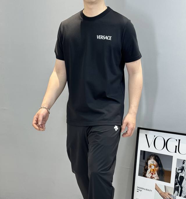 Versac*2025Ss 短袖T恤，胸口基础款品牌字母烫画设计.240G纯棉双纱面料，对色定染面料，超精细平网印花工艺，潮流感十足，采用细致纱网材质做网板，定