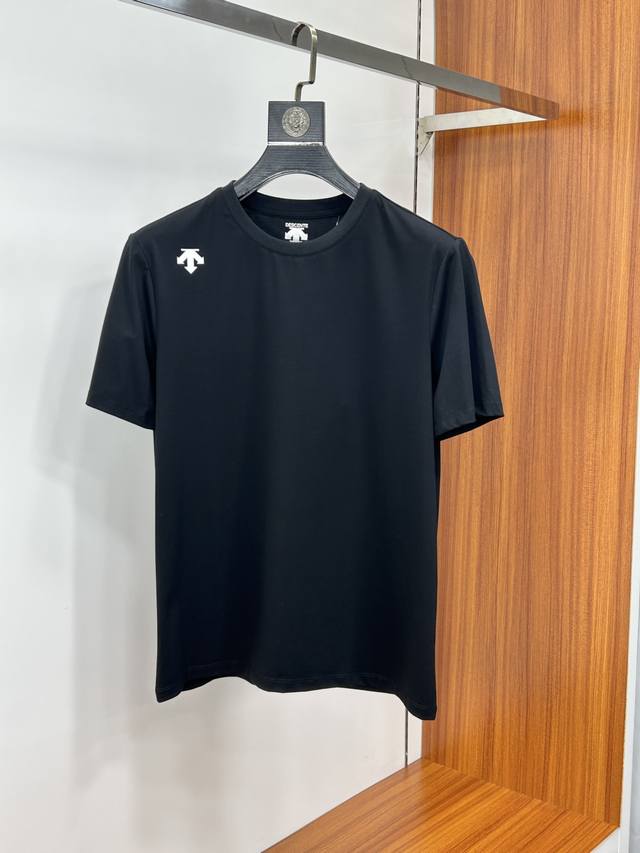 迪桑特 25Ss春夏新品牌Logo短袖T恤，经典休闲单品更显精致，极简风格设计，不束缚不挑人的款式，简洁又好搭的一款Tee，采用80支双股丝光棉面料制成，面料质
