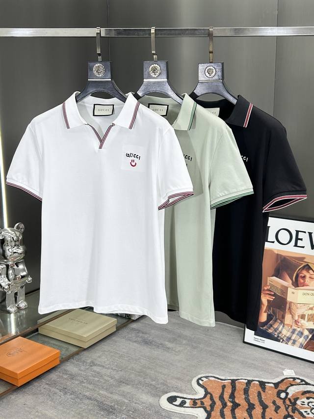Gucci 25春夏时装款短袖丝光珠地棉Polo衫！甄选高级进口成衣定织珠地面料，老牌工坊成衣工序定织定染，极为奢华特殊的材质，面料属性皆为上乘，丝光工艺处理，