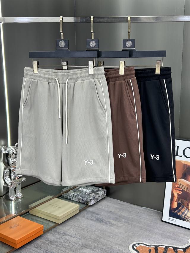Y-3 高端定制 2025春夏新款首发专柜最新款休闲短裤 高端订制 设计前卫时尚！品牌Logo重工艺设计 高端定制纯棉面料.手感柔软.穿着舒适.专柜级别精致车线