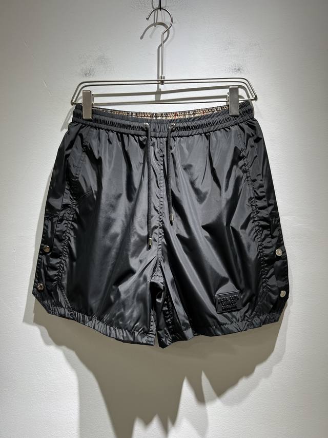 Burber*Y巴*莉 2025春夏新款休闲百搭男女同款休闲短裤！贸易公司渠道稀出，同步官网发售！裤腿标识Logo图案设计！此款T恤衫甄选客供进口聚酯纤维材质制