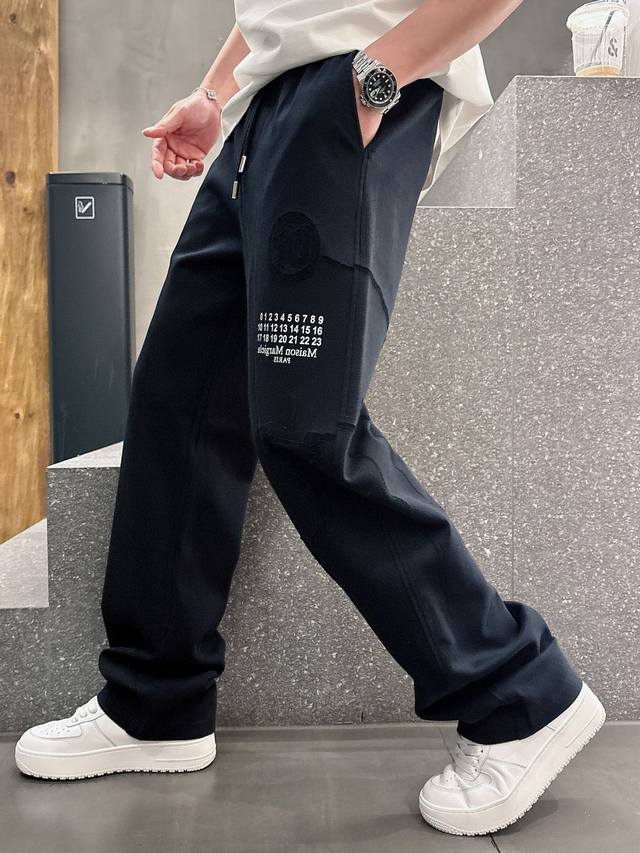 马吉拉 顶级货品 2025春夏新款休闲裤！官网同步发售。品牌经典Logo休闲裤 ，定制面料，舒适度极好，手触感强烈。辨识度极高，完美品相工艺。 尺码：M-3Xl