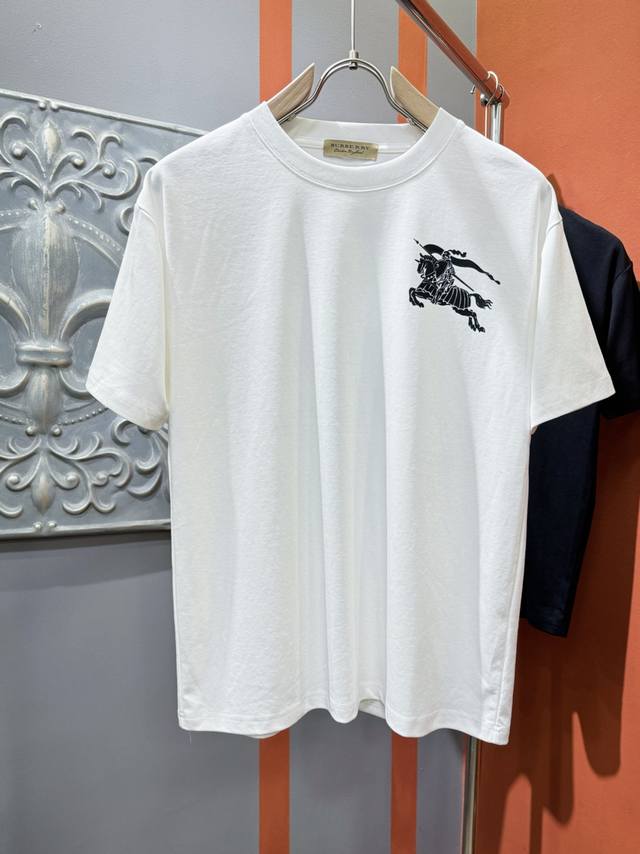 Burberry巴宝莉 2025春夏新款短袖T恤！走秀图案时尚休闲短袖T恤衫！设计Logo设计！极具设计精选客供面料，手感柔软亲肤，着身舒适透气性都无法挑剔，实