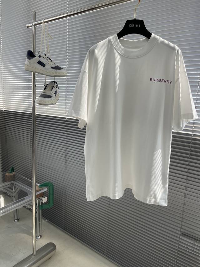 Bbr 25Ss春夏系列圆领短袖 微阔版型 240克重纯棉平纹面料，触感亲肤柔软且挺括有型，前、后幅图案视觉效果吸睛，结合舒适宽松的版型，时尚简洁。 尺码：48