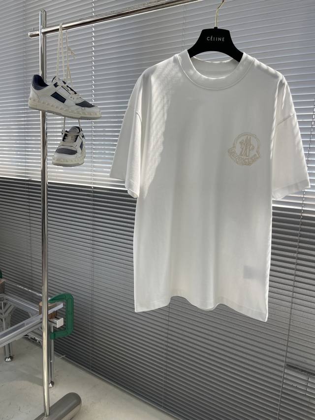 Mon 男士圆领短袖T恤 2025Ss春夏新品Os宽松版型 效果更为简约利落,为时尚造型增添一抹独特风采...单穿内搭完美展现 标徽设计 正面标识彰显十足个性.