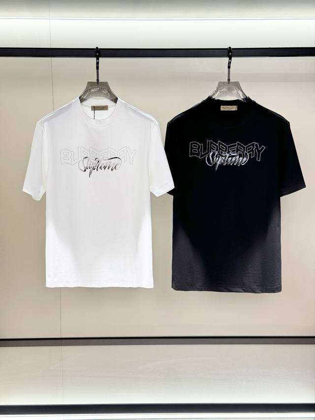 Burberry 巴宝莉，2025夏季最新款，专柜同步有售，原单狠货，时尚休闲圆领短袖T恤，上身很有特点！吸睛而有亮点，进口原版面料，顶级刺绣工艺字母图案装饰L