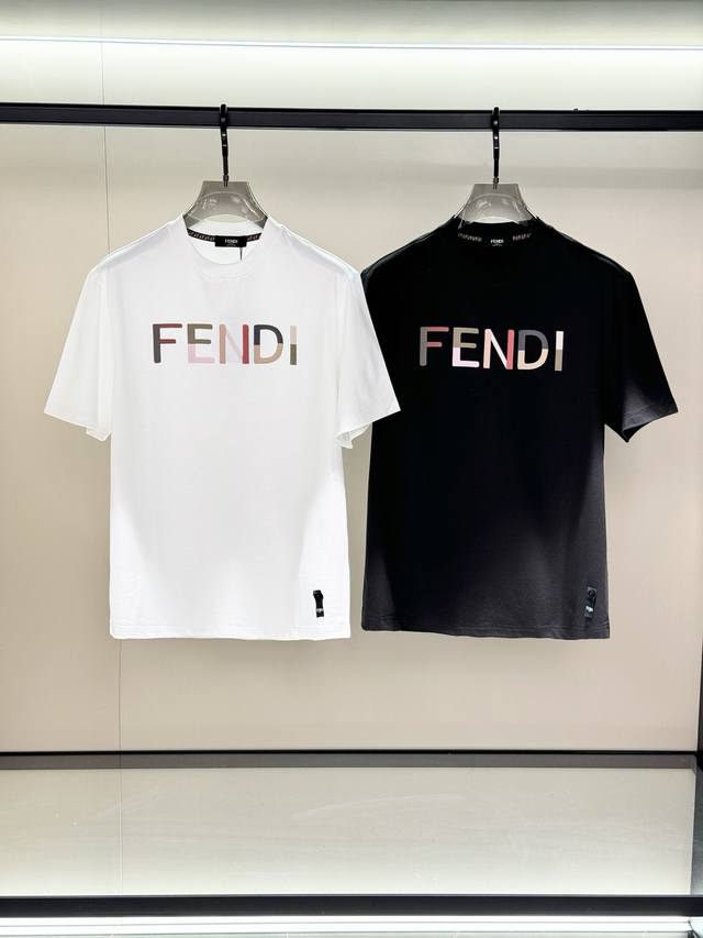 Fendi 芬迪，2025夏季最新款，专柜同步有售，原单狠货，时尚休闲圆领短袖T恤，上身很有特点！吸睛而有亮点，进口原版面料，顶级刺绣工艺字母图案装饰Logo，