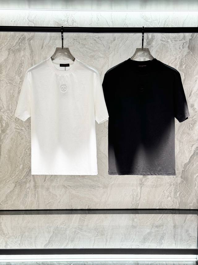 Louis Vuitton 路易威登，2025夏季最新款，专柜同步有售，原单狠货，时尚休闲圆领短袖T恤，上身很有特点！吸睛而有亮点，进口原版面料，顶级刺绣工艺字