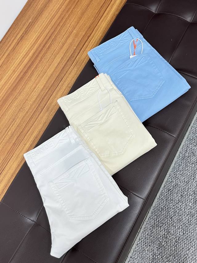 芬迪 2025Ss蛇年夏季贺岁款牛仔裤。原单1:1制作，日常必备的完美之选，简单大气亦时尚有型，定制进口丹宁面料 ，重工洗水工艺，做工复杂工艺精湛。轻松迎合四季