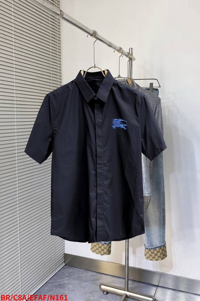 N161 Br 巴宝莉 最新款男士必备款短袖衬衫，100%天然棉，舒服透气，原单狠货，原版面料，柔软舒适，上身高端又奢华，足够场面的档次，这款衬衫无不骄傲的让你