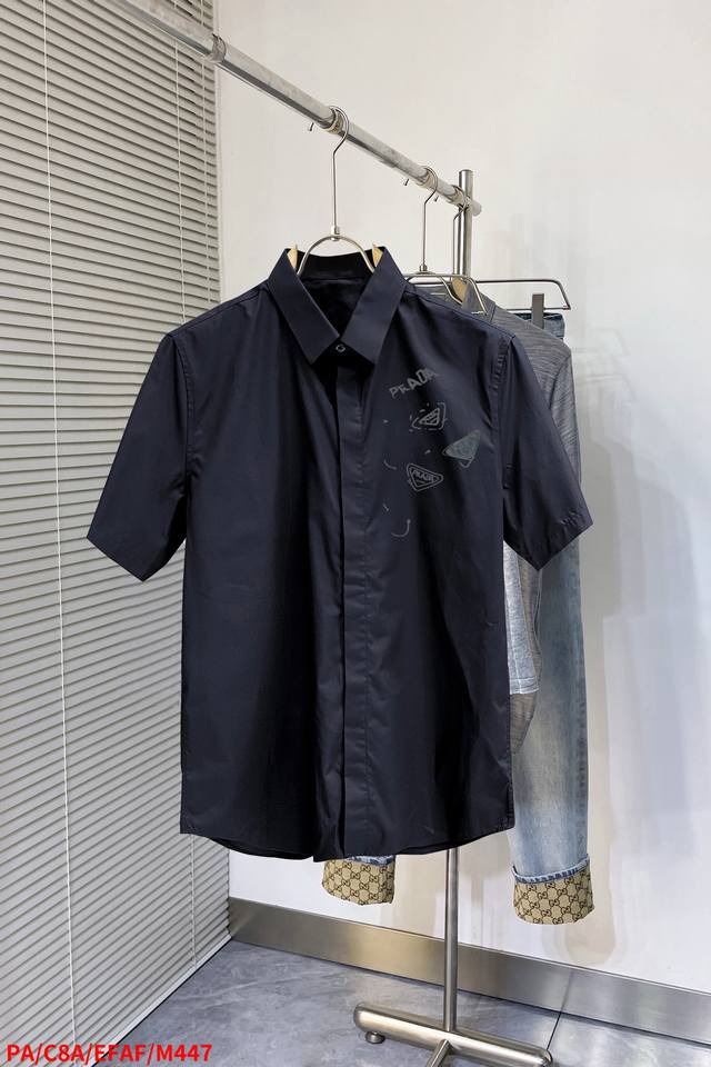 M447 Pa普拉达最新款男士必备款短袖衬衫，100%天然棉，舒服透气，原单狠货，原版面料，柔软舒适，上身高端又奢华，足够场面的档次，这款衬衫无不骄傲的让你满意