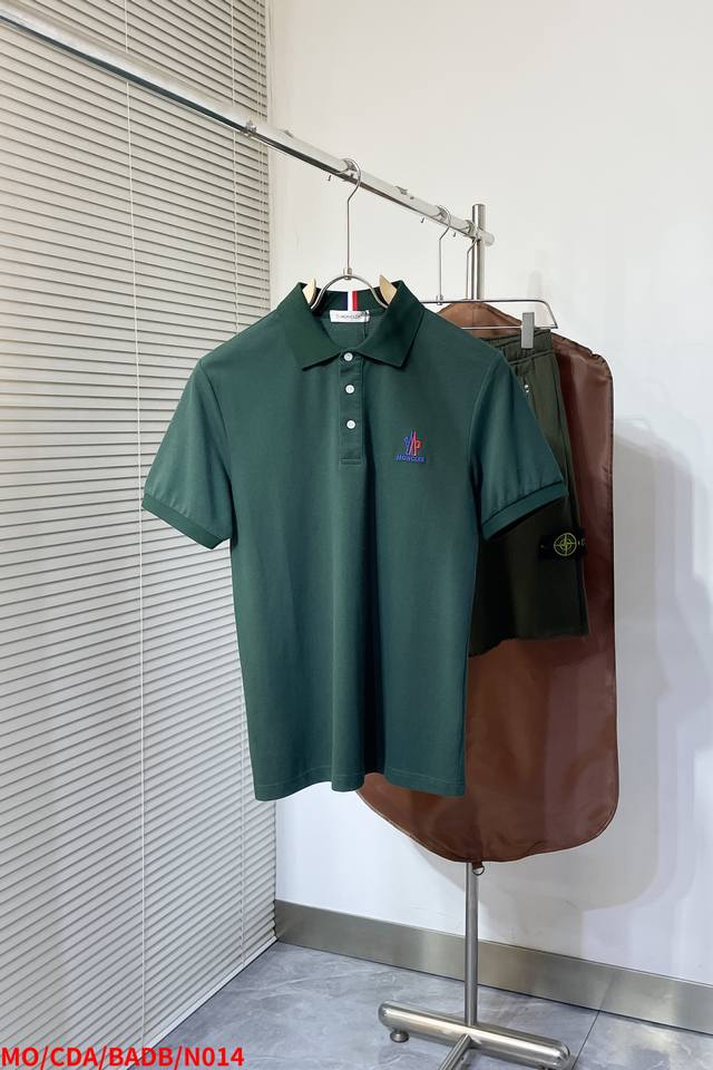 N014 Momoncler 夏季最新品，同步有售，原单狠货，时尚休闲翻领短袖T恤，上身舒适！吸睛而有亮点，采用进口原版面料，顶级刺绣工艺字母图案Logo，简单