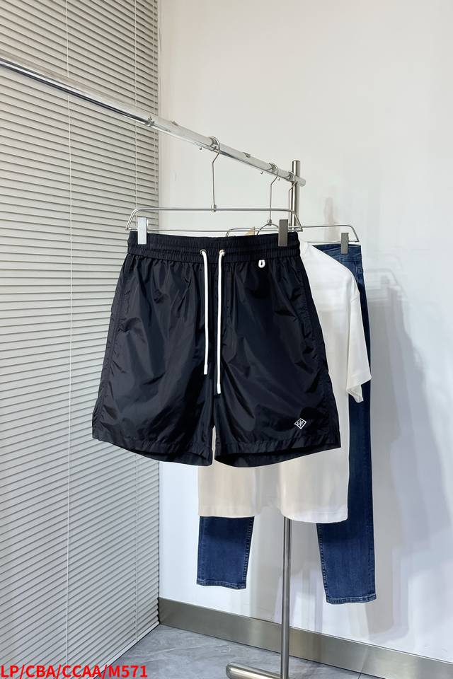 M571 Lploro Piana 2025Ss春夏新款男士休闲短裤，贴心的设计将简约的沙滩短裤变成遥远优雅的故事。中腰正面侧袋，后袋配有翻盖和魔术贴饰带，松紧