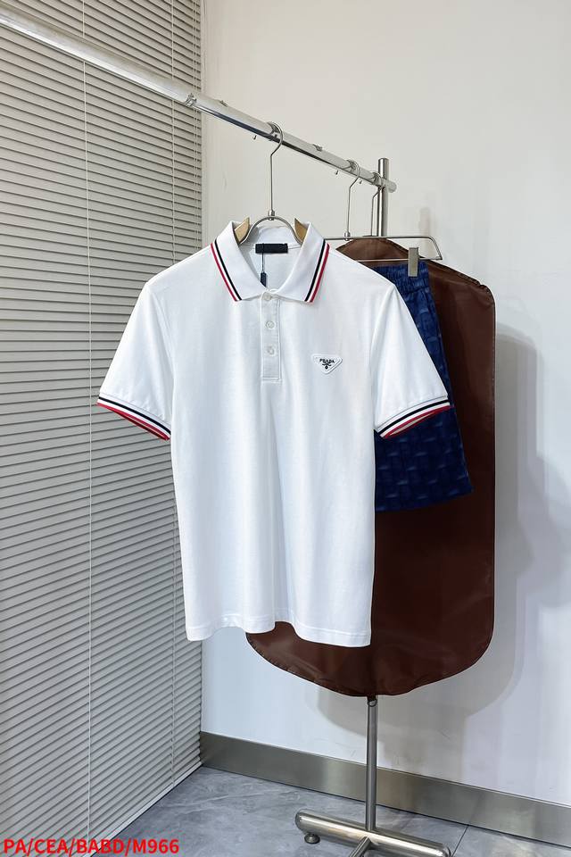 M966 Pa普拉达 2025夏季新款首发最新款翻领Polo短袖 高端订制 设计前卫时尚！品牌Logo重工艺设计 高端定制伊利特面料.手感柔软.穿着舒适.级别精