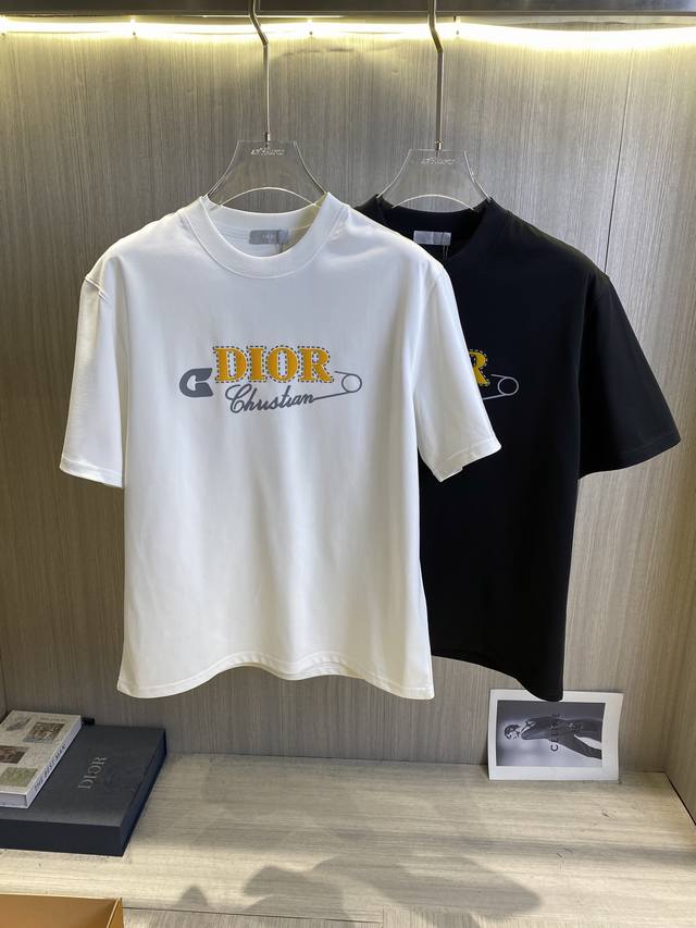 Dior迪奥 2025Ss春夏最新款短袖T恤出货啦！！ 2025新款T恤 高版本专用面料 高克重 260G 纯棉面料 上身舒适不失挺阔 针脚刺绣工艺、数字印花、