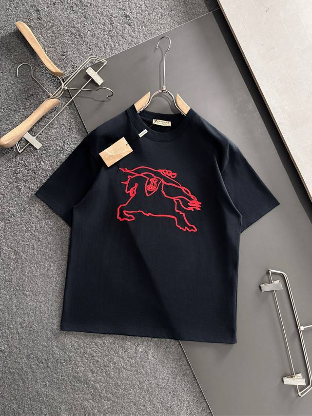 Burberry巴宝莉 2025Ss春夏最新款圆领时尚短袖T恤，官网同步，专柜纯棉面料！贴肤舒适，耐看又好穿，经典简约Logo设计，原厂工艺一丝不苟，型男必备单