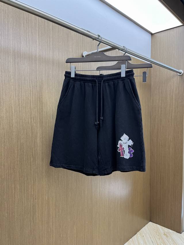 Ch 独家首发 2025夏季新款男士休闲短裤，高级定制面料透气面料 透气弹力舒适度极高，细节无可挑剔，顶级辅料配备，原版Logo设计理念，手感细腻柔软！Fxz上