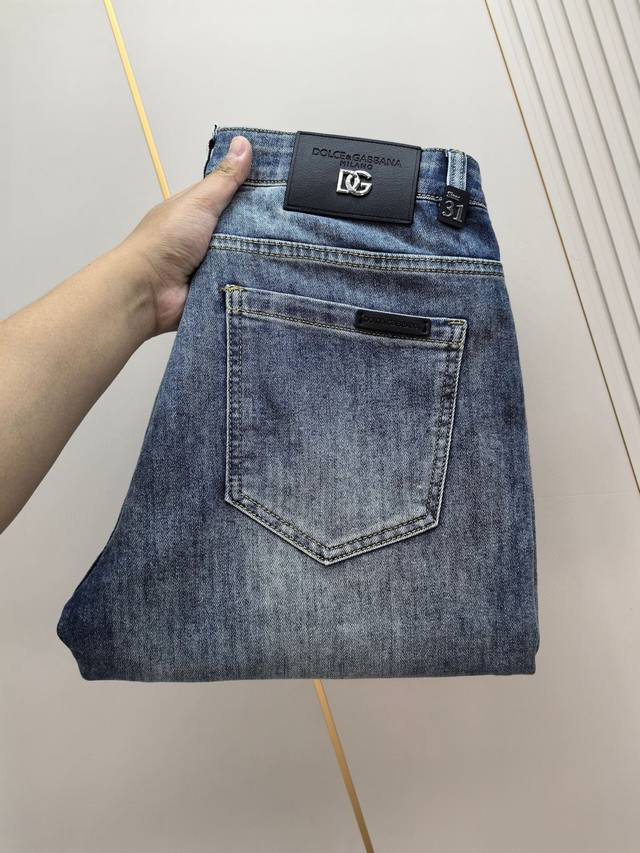 Dg。2025春夏最新推出男士牛仔裤新品！重工水洗牛仔面料，定制面料和一般牛仔布料比起来，更加柔软舒适！超重工洗水工艺 双工艺洗水 整条裤子，手感舒适，细腻程度