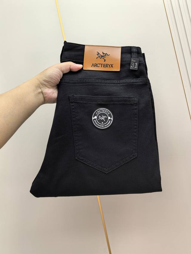始祖鸟。2025春夏最新推出男士牛仔裤新品！重工水洗牛仔面料，定制面料和一般牛仔布料比起来，更加柔软舒适！超重工洗水工艺 双工艺洗水 整条裤子，手感舒适，细腻程