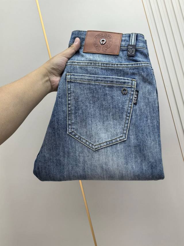 克罗心。2025春夏最新推出男士牛仔裤新品！重工水洗牛仔面料，定制面料和一般牛仔布料比起来，更加柔软舒适！超重工洗水工艺 双工艺洗水 整条裤子，手感舒适，细腻程