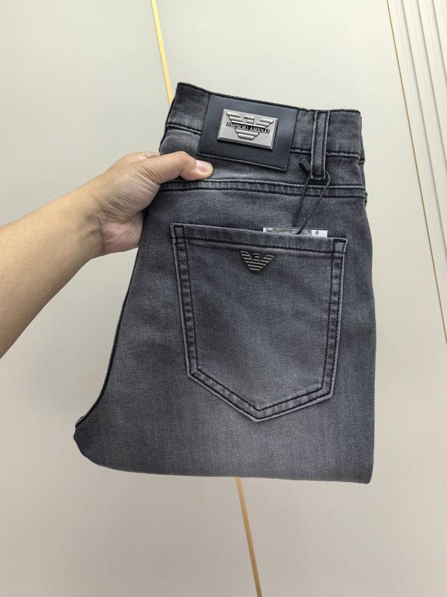 阿玛尼。2025春夏最新推出男士牛仔裤新品！重工水洗牛仔面料，定制面料和一般牛仔布料比起来，更加柔软舒适！超重工洗水工艺 双工艺洗水 整条裤子，手感舒适，细腻程