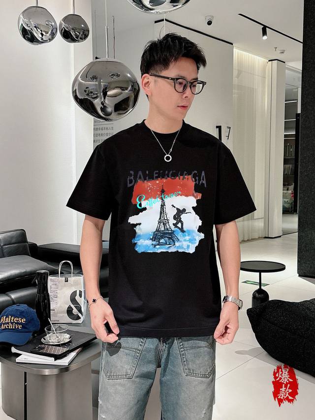 巴黎世家。印花款2530春夏新品时尚圆领短袖高级定制百搭款式！更有实用感 任何人都可以轻松驾驭 采用95%棉+5%天丝面料制作，手感非常奈斯，不起球，不变形，奢