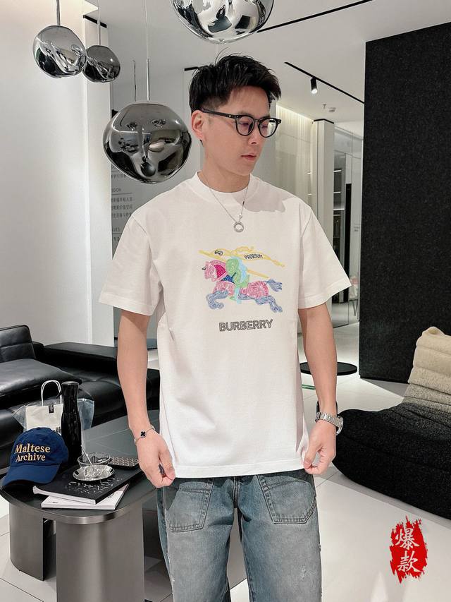 巴宝莉印花款2530春夏新品时尚圆领短袖高级定制百搭款式！更有实用感 任何人都可以轻松驾驭 采用95%棉+5%天丝面料制作，手感非常奈斯，不起球，不变形，奢华经
