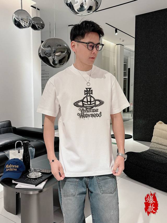 西太后印花款2530春夏新品时尚圆领短袖高级定制百搭款式！更有实用感 任何人都可以轻松驾驭 采用95%棉+5%天丝面料制作，手感非常奈斯，不起球，不变形，奢华经